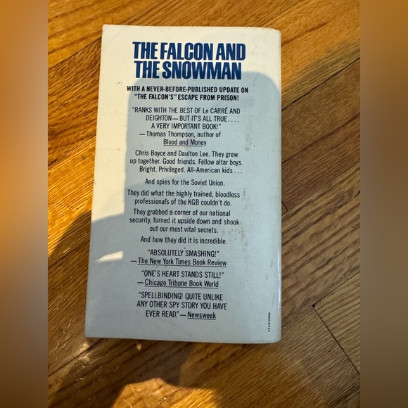 The Falcon and the Snowman by Robert Lindsey Paperback Book - Picture 2 of 2